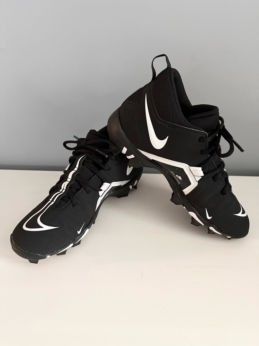 Nike - Mens, Alpha Menace 3 Shark, Football Cleats, Size 7, Black